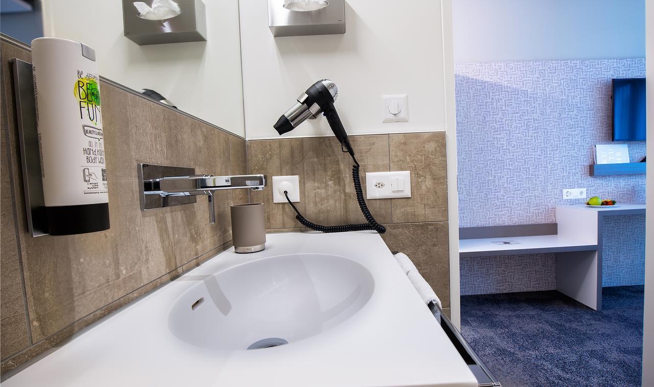 B_Smart Motel Ландкварт Екстериор снимка